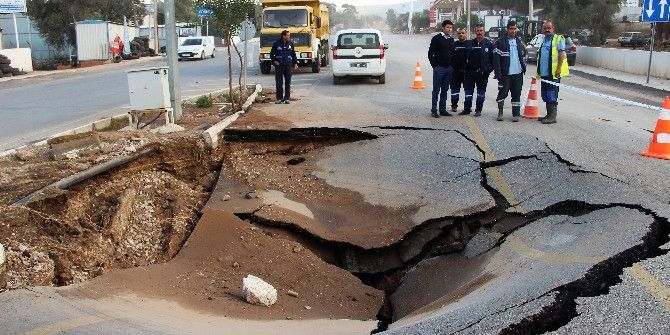 Bir Anda Patladı Yer Yarıldı