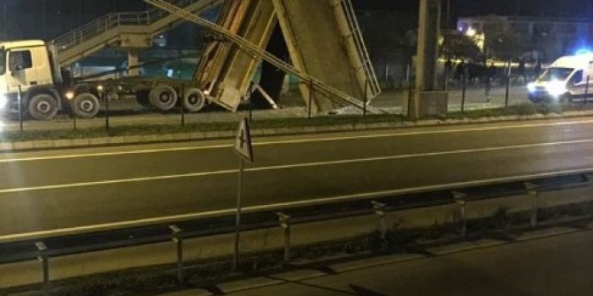 Damperi Açık Kamyon Üst Geçide Çarptı