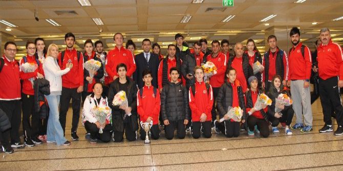 Şampiyon Taekwondocular Yurda Döndü