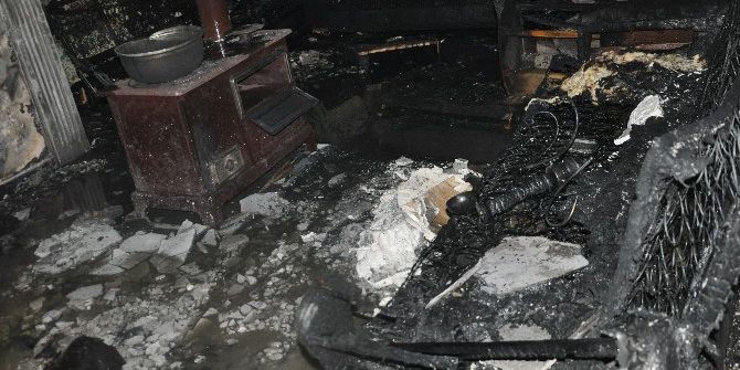 Annesine Sinirlendi, Oturduğu Evi Yaktı