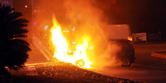 Orta Refüje Çarpan Otomobil Alev Alev Yandı