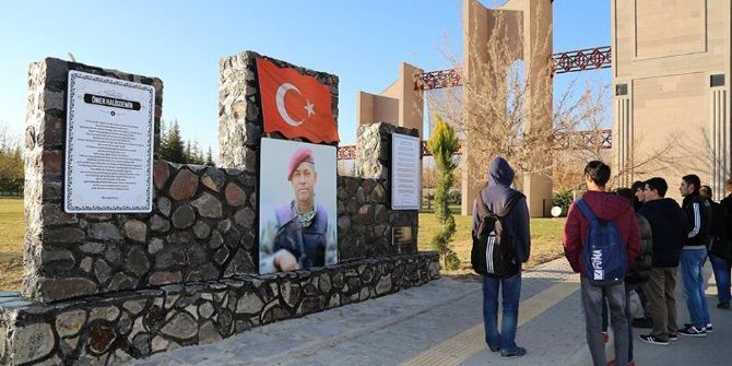 Üniversitenin Girişine Ömer Halisdemir Anıtı