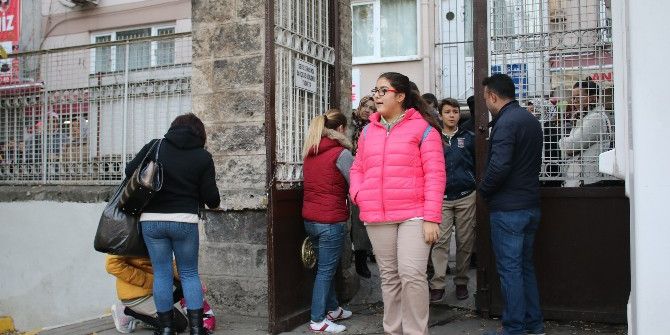 Bursa’da Öğrenciler Teog Sınavına Girerken, Veliler Dışarıda Dualarla Bekledi