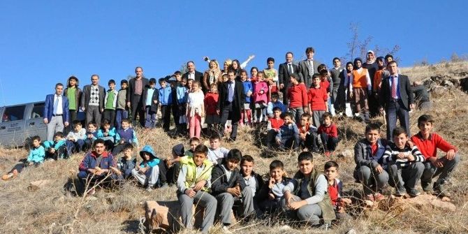 Gölbaşı İlçesinde Öğrenciler Fidan Dikti