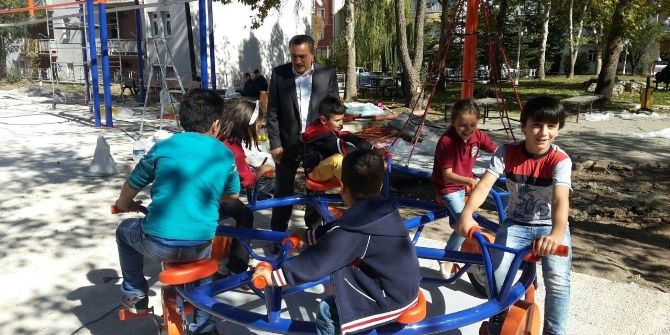 Seydişehir Belediyesi Parklardaki Oyun Gruplarını Yeniliyor