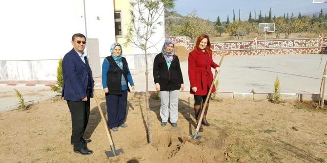 Ak Partili Kadınlardan Öğretmenlere Anlamlı Hediye