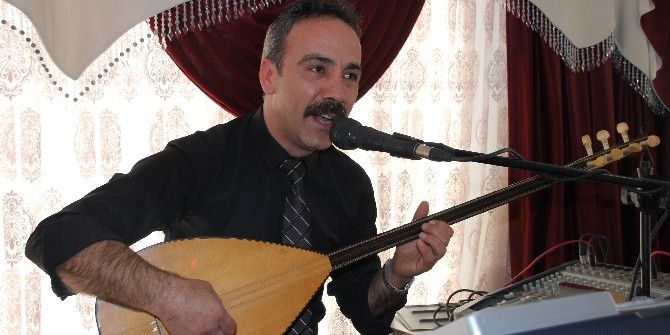 Hataylı Müzisyene Uluslararası Dernekten Sanatçı Kartı