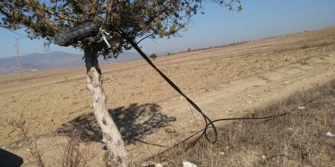 Hisarcık’ta Telefon Kabloları Yerlerde