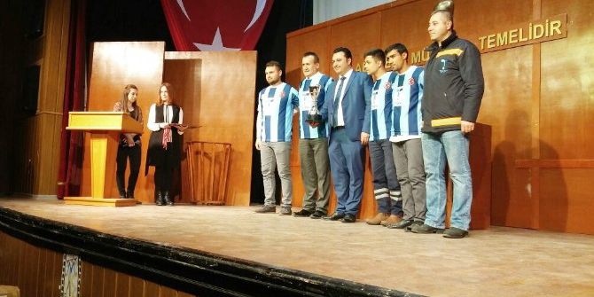 Teski Malkara İlçe Müdürlüğü Futbol Takımı Bir Kupa Daha Aldı