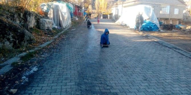 Buz Tutan Caddelerde Kızak Keyfi