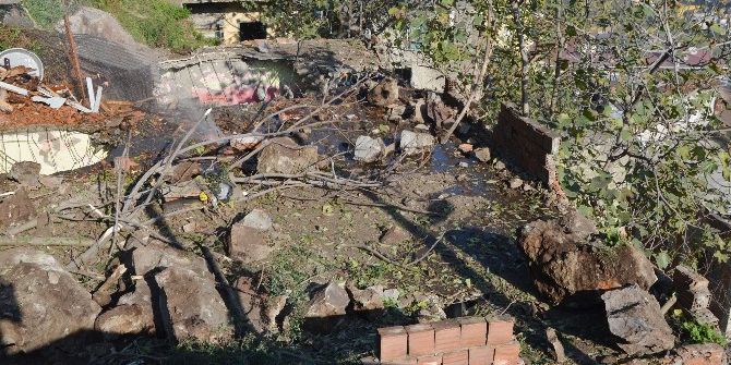 Yamaçtaki Kayalar Evin Üzerine Düştü: 1 Yaralı