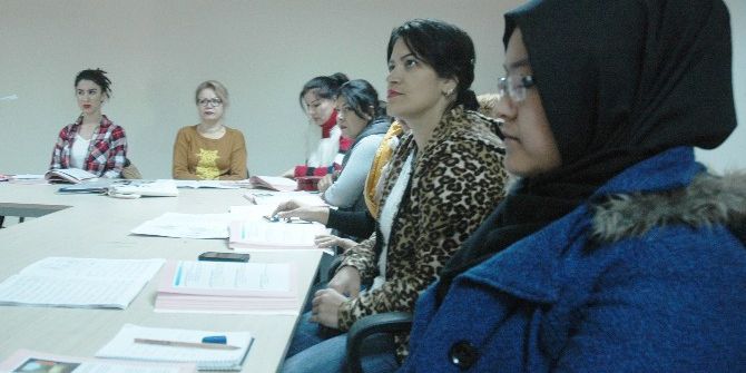 Kadın Mülteciler Yeni Bir Başlangıç İçin Türkçe Öğreniyor