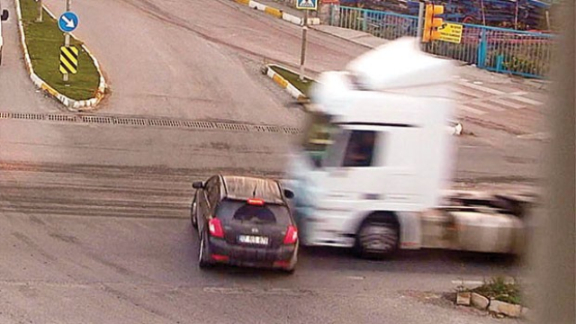 İstanbul’da kırmızı ışıkta geçen TIR sürücüsü dehşet saçtı