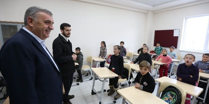 Savaştan Kaçan Suriyeli Ailelerin Çocuklarına Eğitim