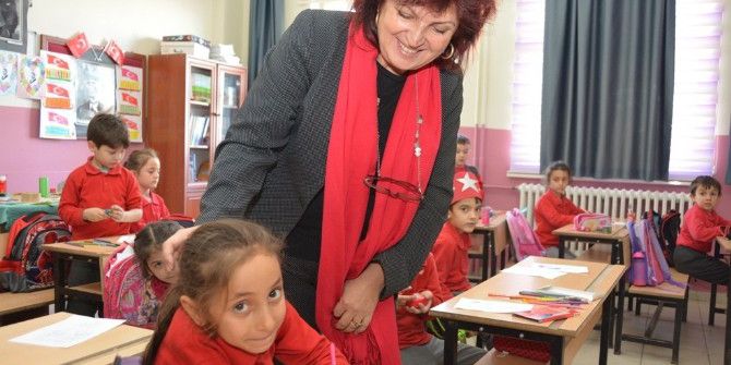 Süleymanpaşa Belediyesi Çocukların Haklarını Öğrenmesi İçin Kitap Dağıttı