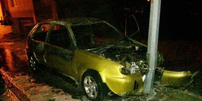 Milas’ta Direğe Çarpan Otomobil Yandı