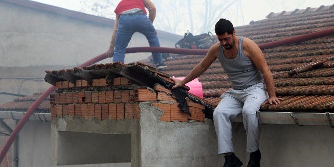 Beyoğlu’nda Yangın Mahalleliyi Sokağa Döktü