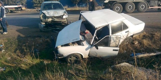 Aliağa’da İki Araç Kafa Kafaya Çarpıştı: 3 Yaralı