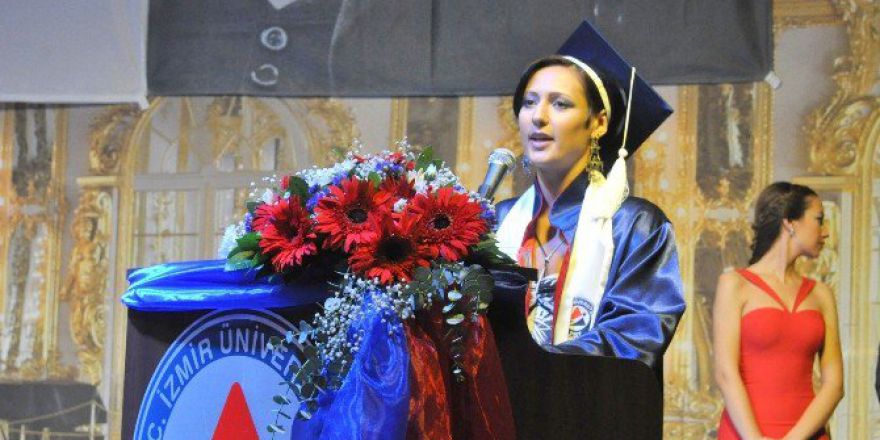 İzmir Üniversitesine Tek Kelime Türkçe Bilmeden Geldi, Birincilikle Mezun Oldu