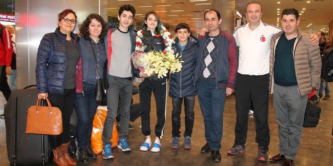 Tekvando’nun Bronz Kızına Özel Karşılama