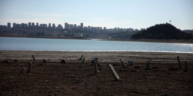 Tarihi Mezarlık Sular Çekilince Gün Yüzüne Çıktı