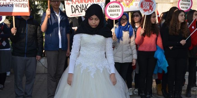 Öğrenciler Kadına Şiddeti Kınadı