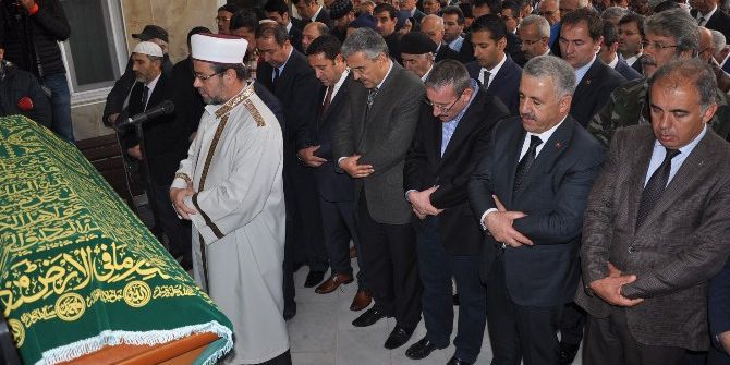 Bakan Ahmet Arslan İzmir’de Cenazeye Katıldı