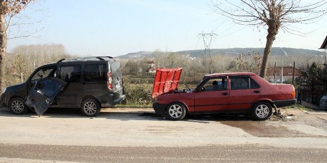 Manevra Yapan Hafif Ticari Araca Otomobil Çarptı: 1’i Ağır 3 Yaralı