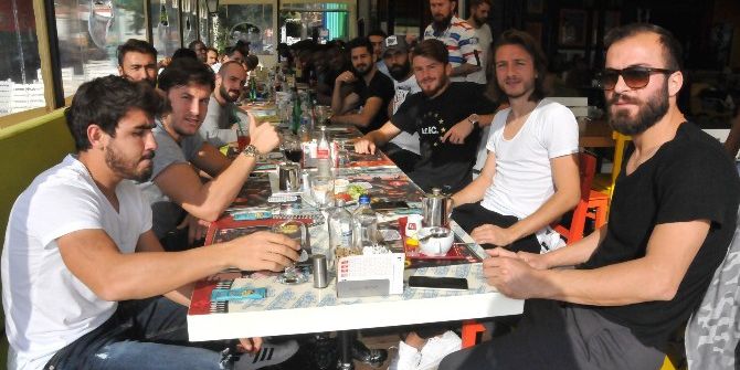 Lamine Gassama Ve Fabrice N’sakala’dan Yemek