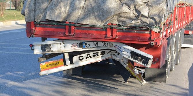 Motosiklet Tıra Çarptı: 1 Ölü, 1 Yaralı