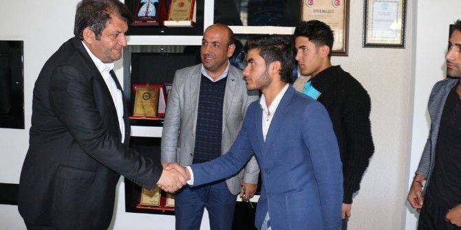 Öğrencilerden Ayhan’a Teşekkür Ziyareti