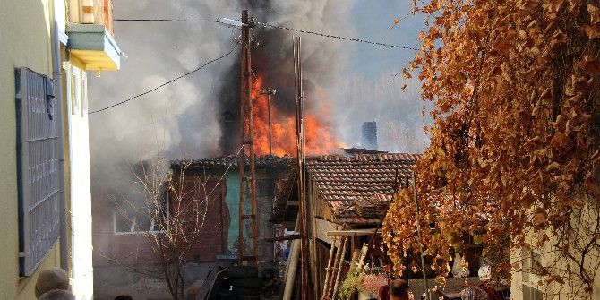 Oyun İçin Yaktıkları Ateş Evi Kül Etti