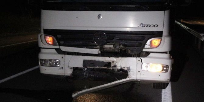 Otomobil İle Kamyon Çarpıştı: 2 Yaralı