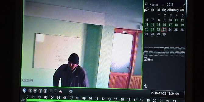 Önce Tespih Çeker Gibi Yaptı, Ardından Yardım Kasasını Boşalttı