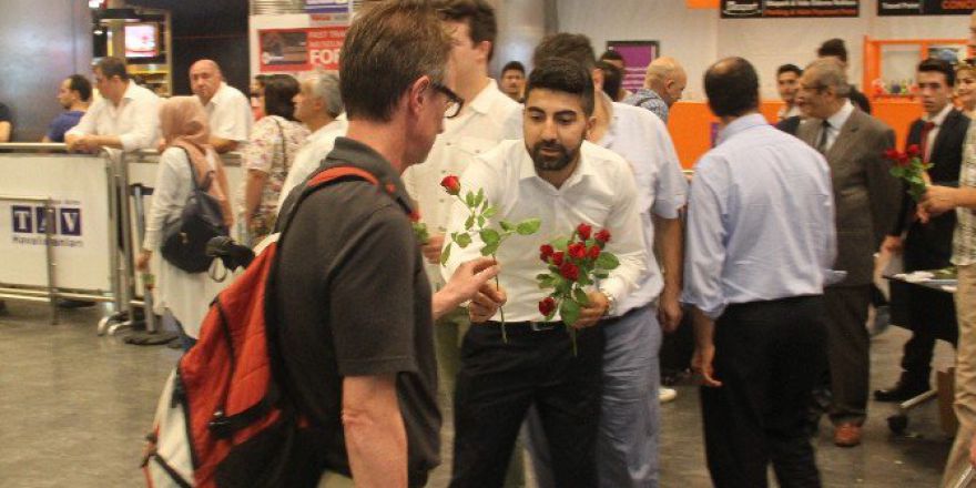 Öğrencilerden Turistlere ’Gül’lü Karşılama