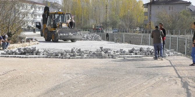 Gürün’de Parke Taşı Döşeme Çalışmaları Sürüyor