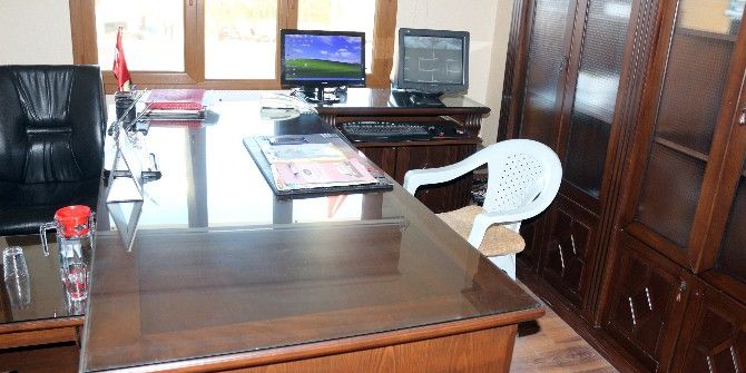 15 Tl’lik Plastik Sandalye Makam Koltuğu Oldu