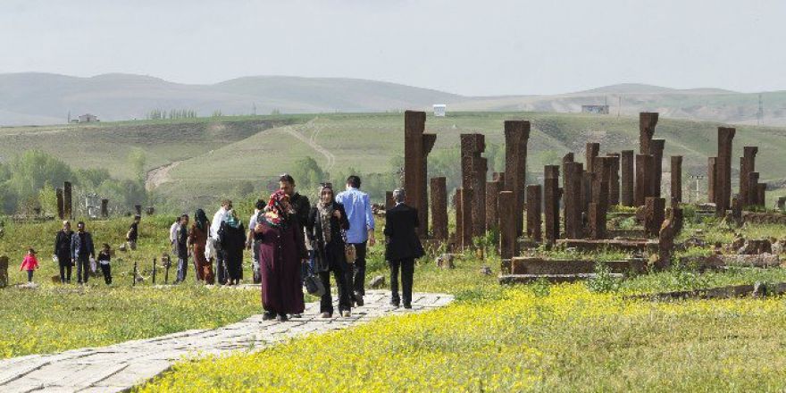 Selçuklu Mezarlığı’nda Ziyaretçi Yoğunluğu