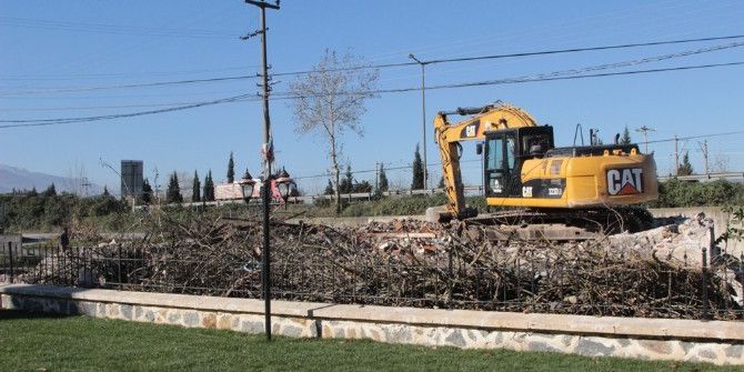 Rahime Sultan Camii’nin Önündeki Metruk Okul Yıkıldı