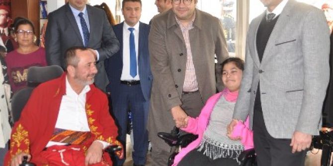 Aliağa’da İhtiyaç Sahibi Vatandaşlara Akülü Sandalye Dağıtıldı