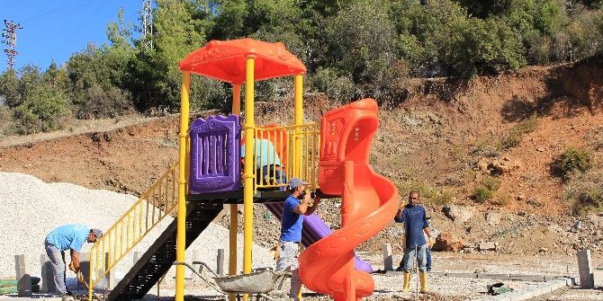 Kumluca’ya Yeni Oyun Parkı Ve Spor Alanı