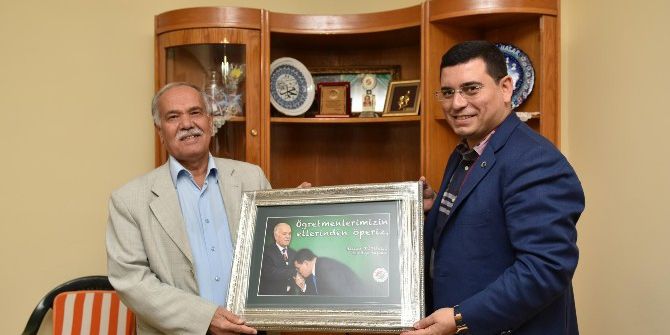 Başkan Tütüncü, Öğretmenini Evinde Ziyaret Etti