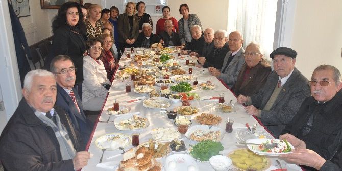 Chp’li Kadınlar Köy Enstitülü Öğretmenleri Unutmadı