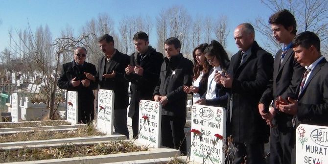 Deprem Şehidi Öğretmen Mezarı Başında Anıldı