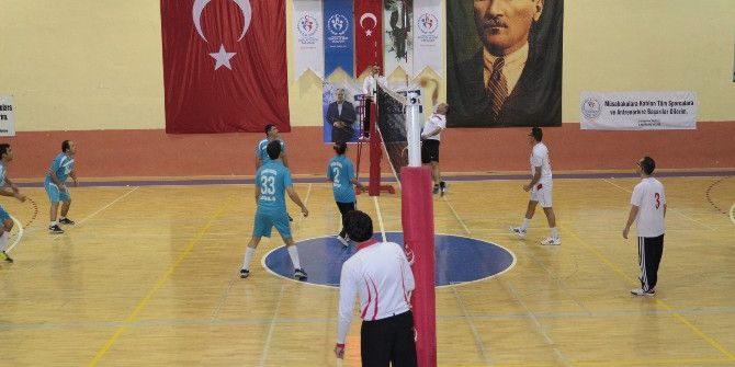 Karaman’da Öğretmenler Günü Voleybol Turnuvası Sona Erdi