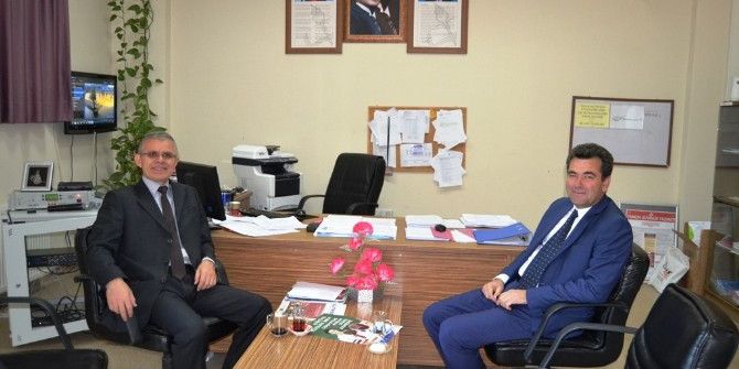 Okul Müdüründen Mevkidaşına Öğretmenler Günü Ziyareti