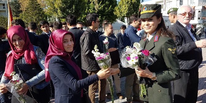 Jandarma’dan Öğretmenler Gününe Çiçekli Kutlama