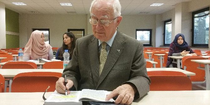 Emekli Öğretmen 79 Yaşında Hukuk Fakültesi’nde Okuyor