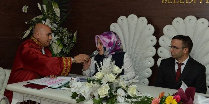 Öğretmen Çiftin Nikahını Kıydı, Öğretmenlere Demetle Çiçek Hediye Etti