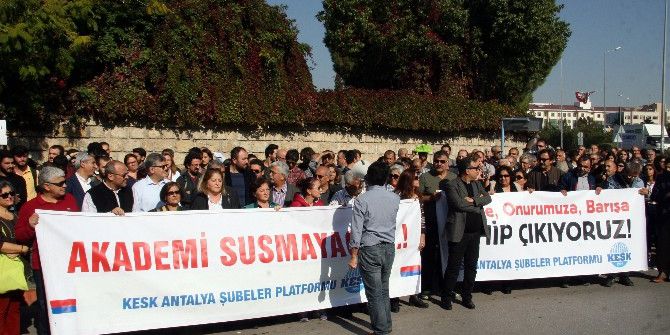 Akdeniz Üniversitesinde ‘Barış Bildirgesi’ Eylemi